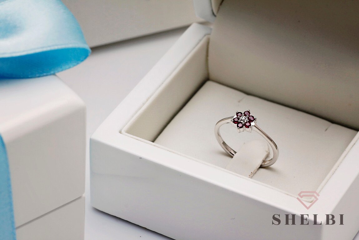 Złoty pierścionek kwiat z diamentami Staviori