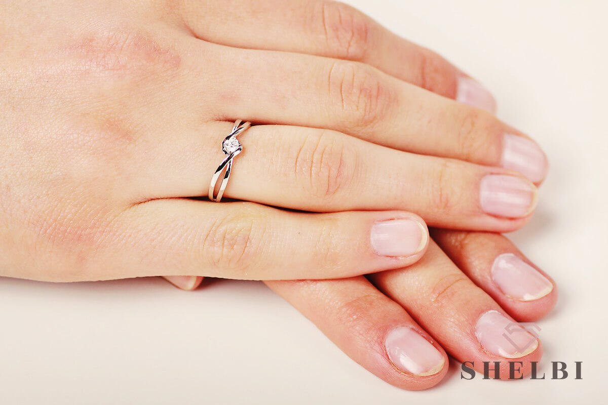 Złoty pierścionek zaręczynowy z diamentem białe złoto Staviori