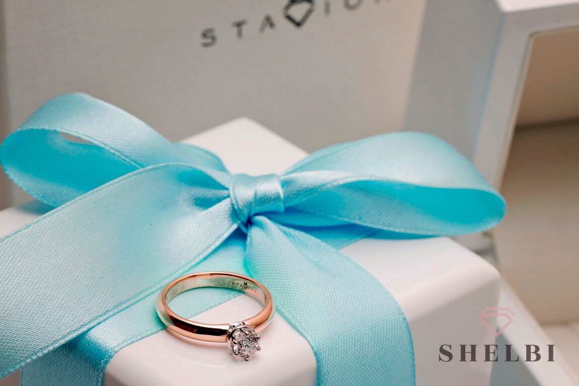 Złoty pierścionek zaręczynowy z brylantem różowe złoto Staviori