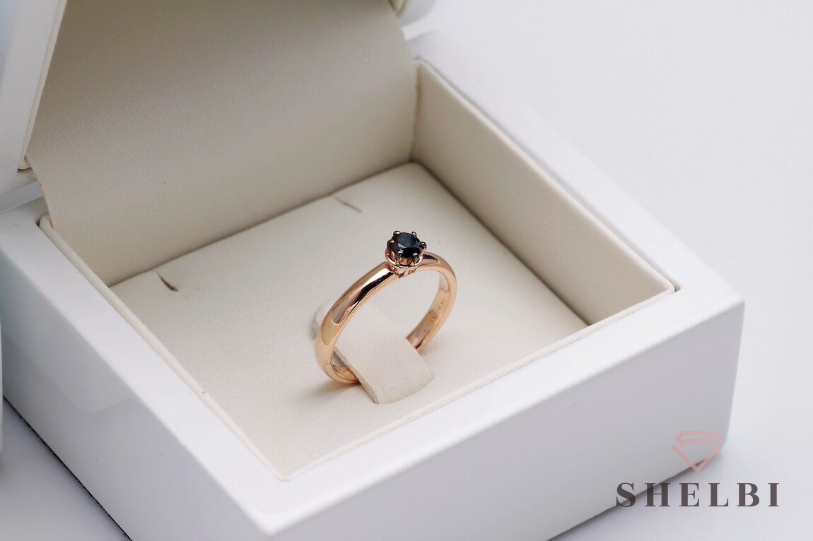 Złoty pierścionek zaręczynowy czarny brylant mephisto różowe złoto Staviori