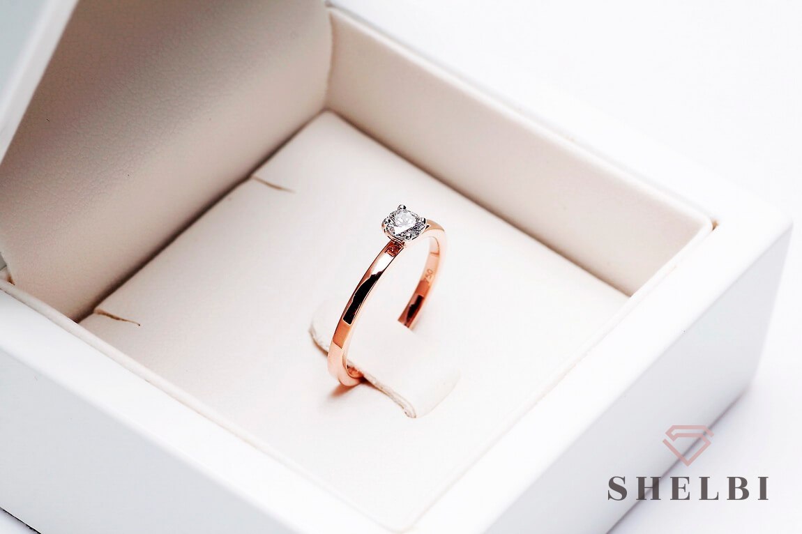Złoty pierścionek zaręczynowy z diamentem różowe złoto Staviori