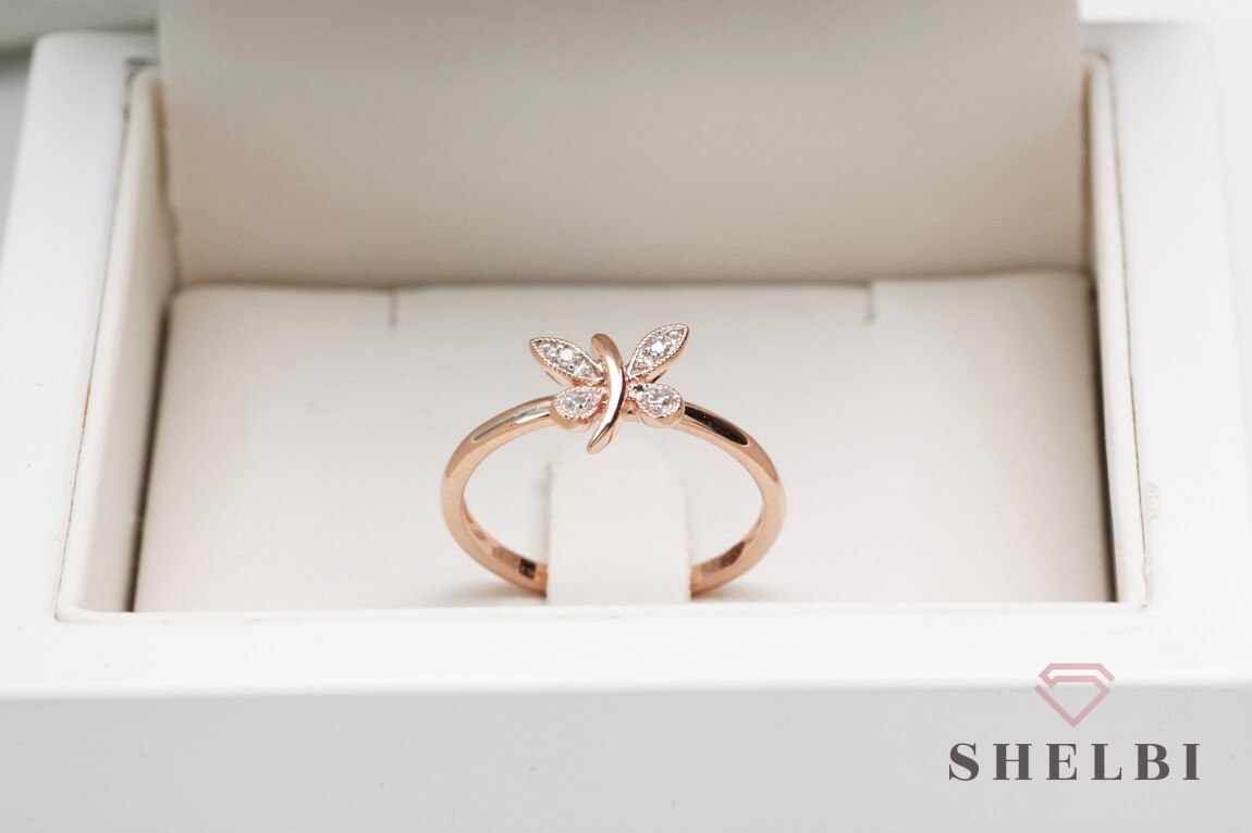Złoty pierścionek ważka z diamentami białe i różowe złoto Staviori