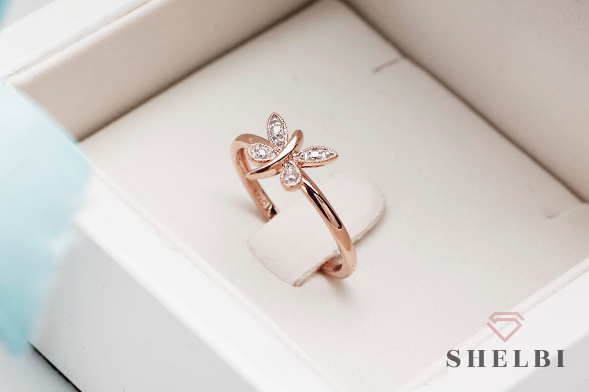Złoty pierścionek ważka z diamentami białe i różowe złoto Staviori