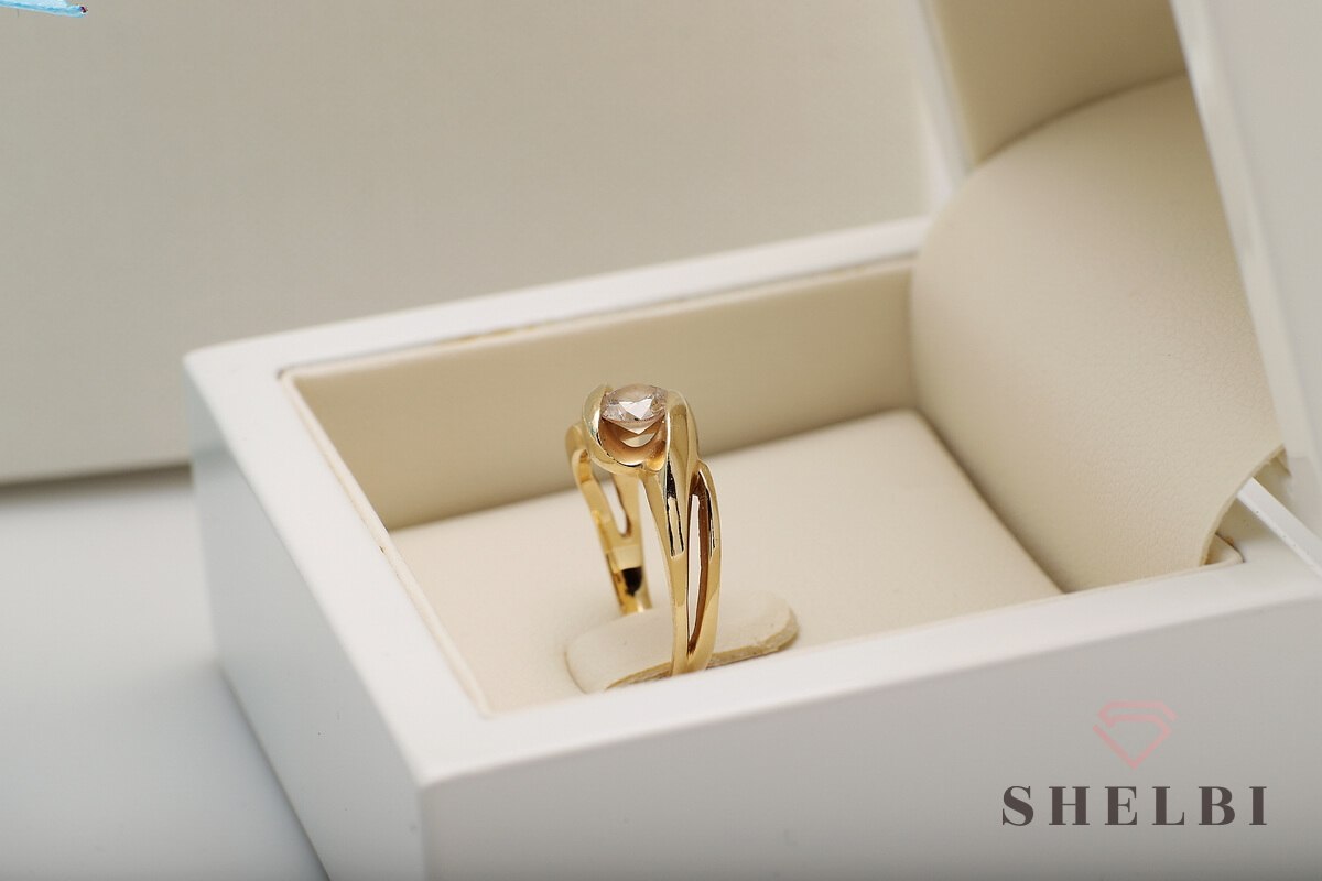 Złoty pierścionek z brylantem żółte złoto Staviori