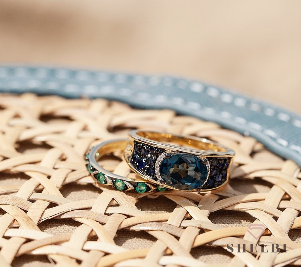 Złoty pierścionek z błękitnym topazem i szafirami Staviori pr. 585 Styl Wiktoriański