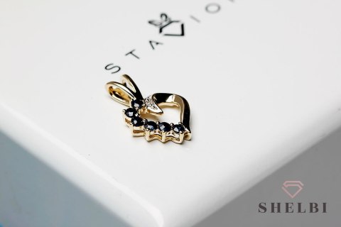 Złota zawieszka serce ozdobiona szafirami i brylantem Staviori Złota zawieszka serce ozdobiona szafirami i brylantem Staviori